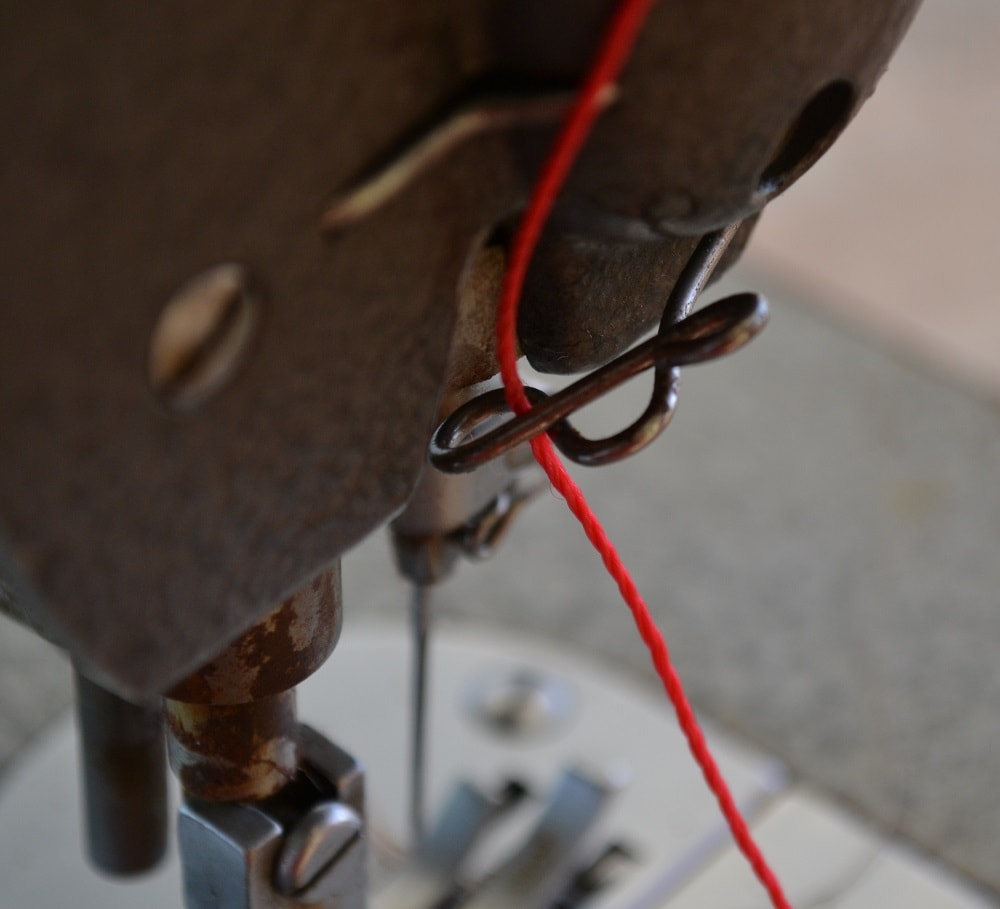 Thread tension wire guide